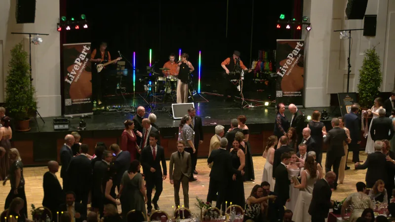 LivePart bei einem Firmenball – Band auf der Bühne mit voller Tanzfläche