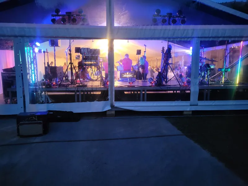 LivePart beim Open-Air-Event – Bühne im Festzelt bei Nacht