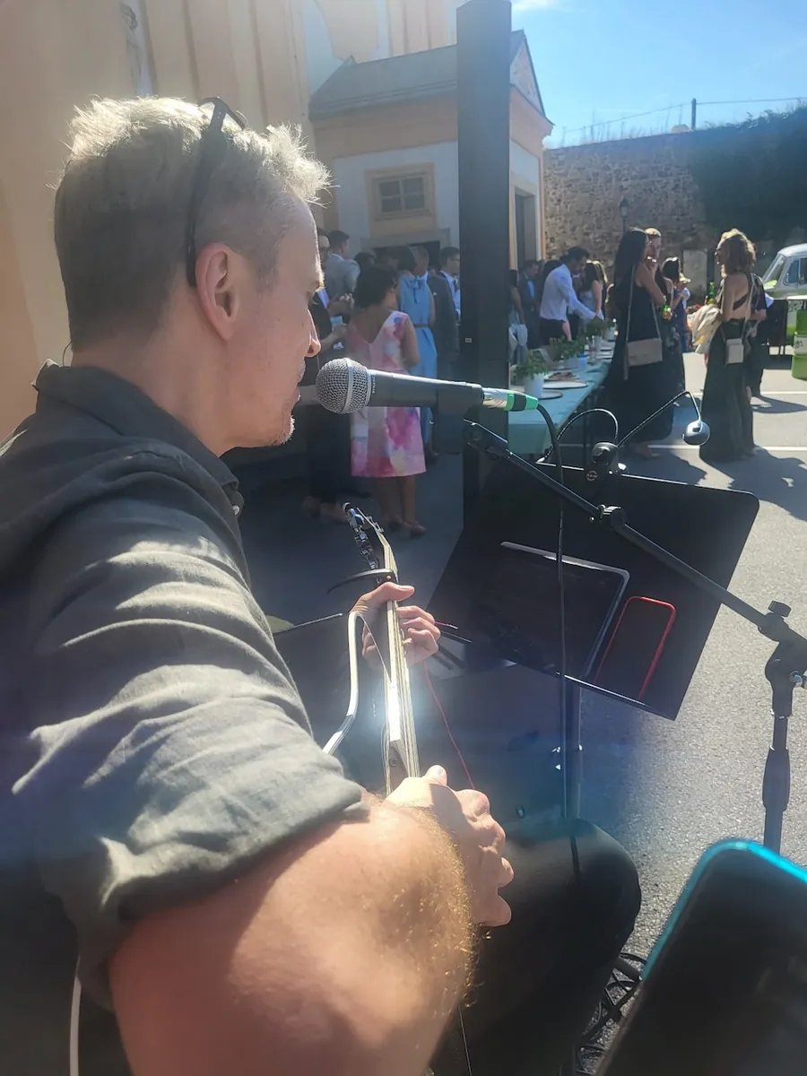 LivePart Light live im Einsatz mit Gitarre und Gesang bei einem Empfang im Freien