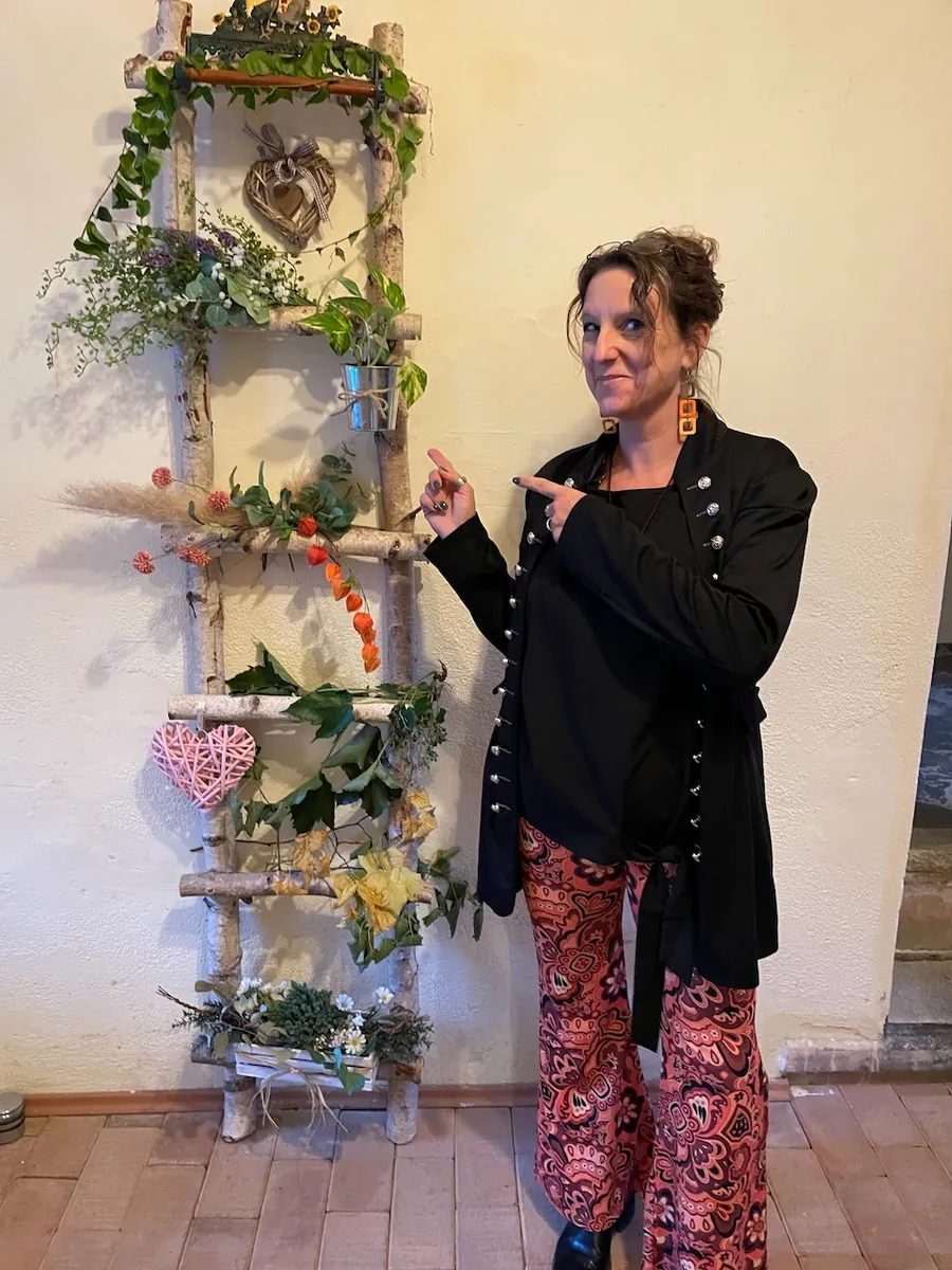 Barbara von LivePart an einer liebevoll dekorierten Birkenleiter bei einer Hochzeit