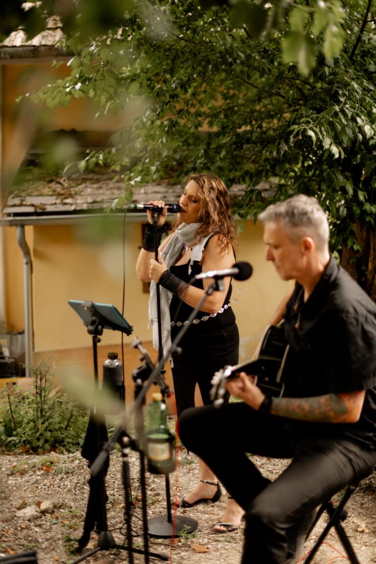 Sängerin Barbara und Gitarrist Michael während einer Agape