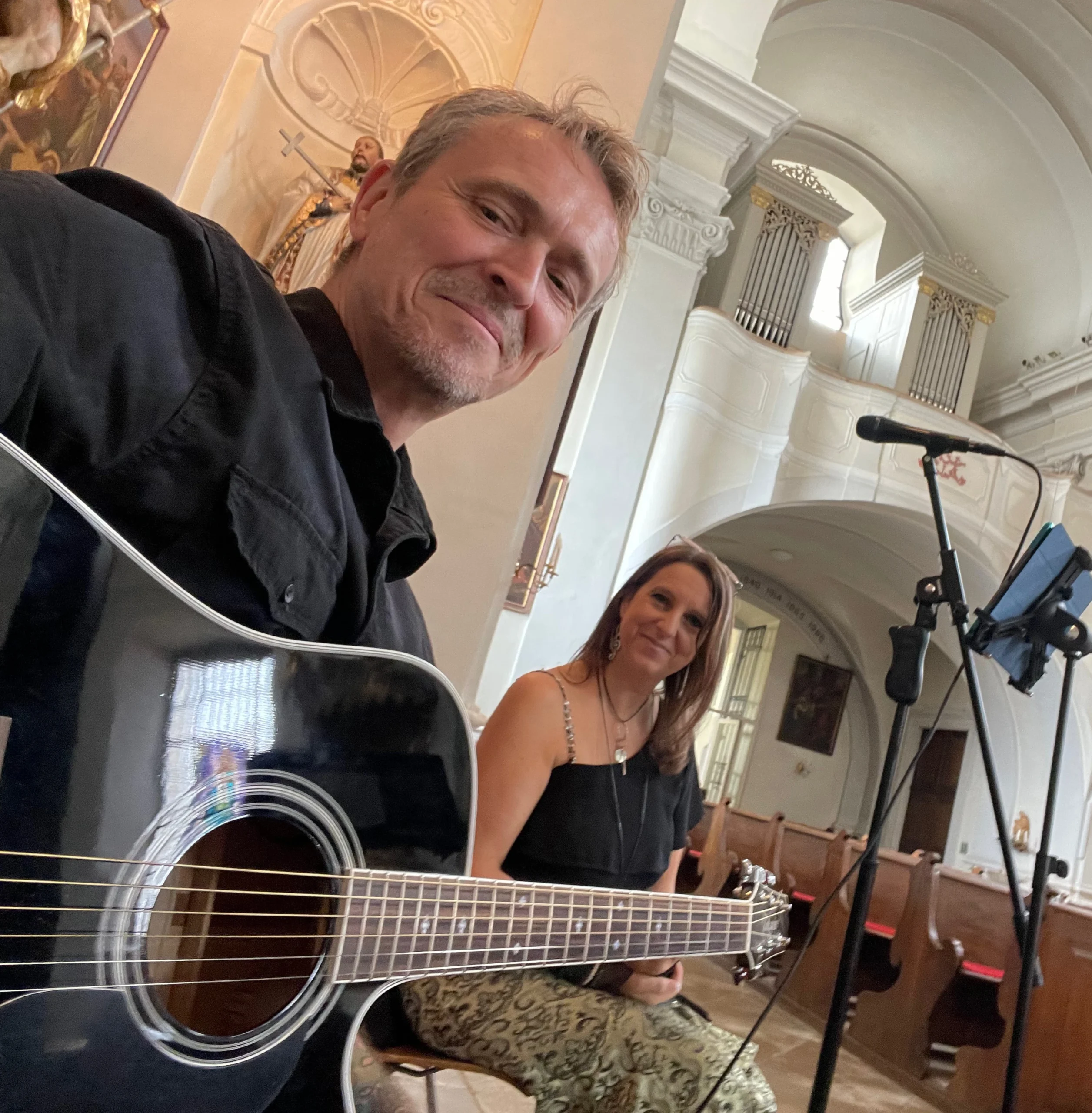 Barbara und Michael vor Beginn einer Trauung in der Kirche