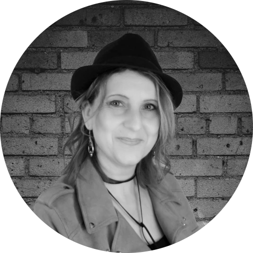 Sängerin Barbara lächelt in die Kamera